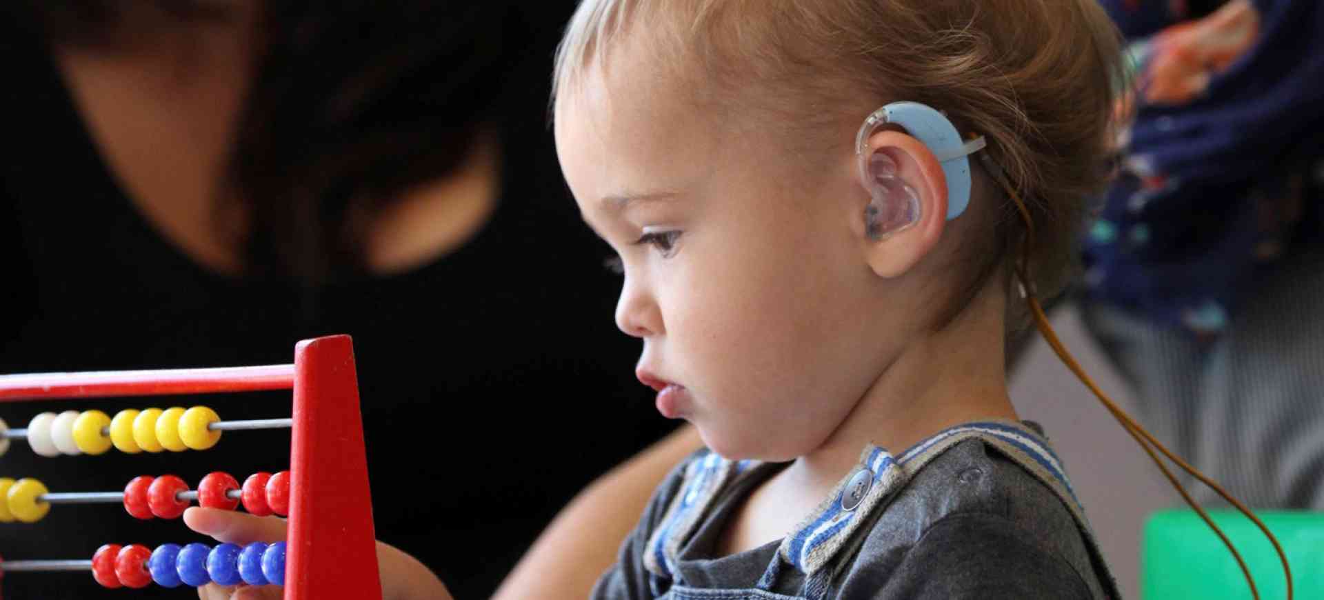 Восприятие слабослышащих детей. Дети с нарушением слуха.. Глухие и слабослышащие дети. Слуховой аппарат для детей. Реабилитация детей с нарушением слуха.